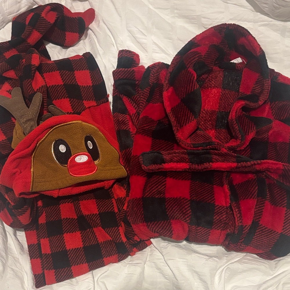 Bundle 2 piece Robe and Pajama Size 6Red and Black Plaid Reindeer Kids One Piece